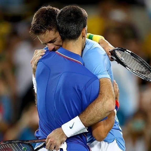 Tiempodetenis1's tweet photo. Esta anécdota que contó Del Potro es INCREÍBLE.

🗣 "Antes de ir a Río les había dicho que era mi último torneo para hacer un papel digno y me dijeron que me tocaba Djokovic y dije ‘Es la señal para retirarme del tenis’".

🗣 "En la Villa Olímpica, en un sector, hay un stand de comidas rápidas 24 horas para todos los atletas, entonces fui a comer papitas, hamburguesas, todo. Empecé mi despedida".