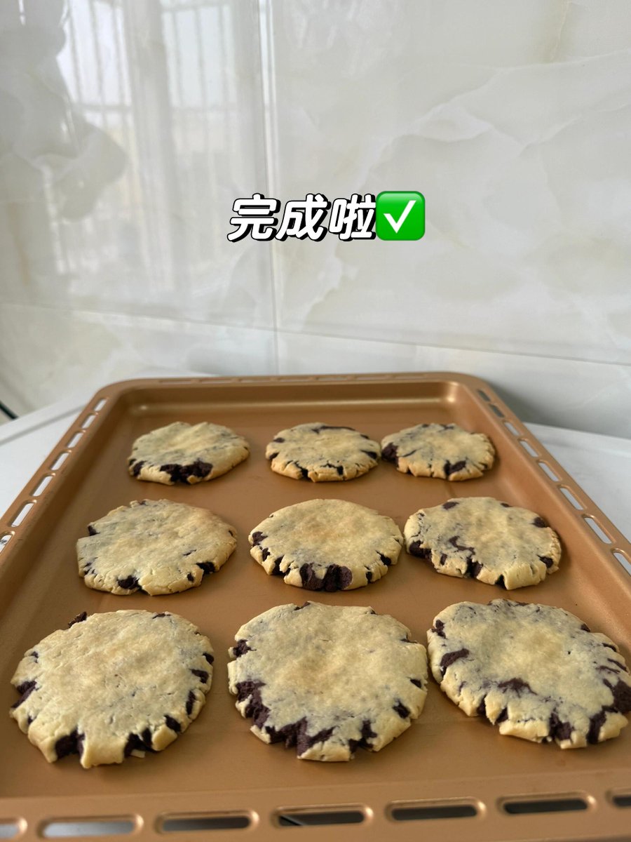 DanielKeleher's tweet photo. Just pulled warm, buttery chocolate chip cookies fresh from the oven—smell alone made this messy baking session totally worth it  #HomeBaking #CookieTime， https://t.co/QClrcDDCg2