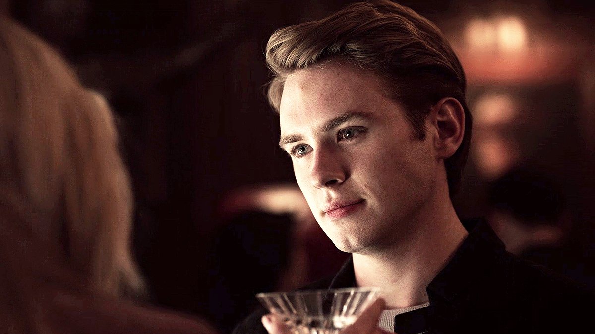 lucrezia's tweet photo. the best i've ever seen a male actor look in a show's pilot tbh https://t.co/8EQMhhqaRy