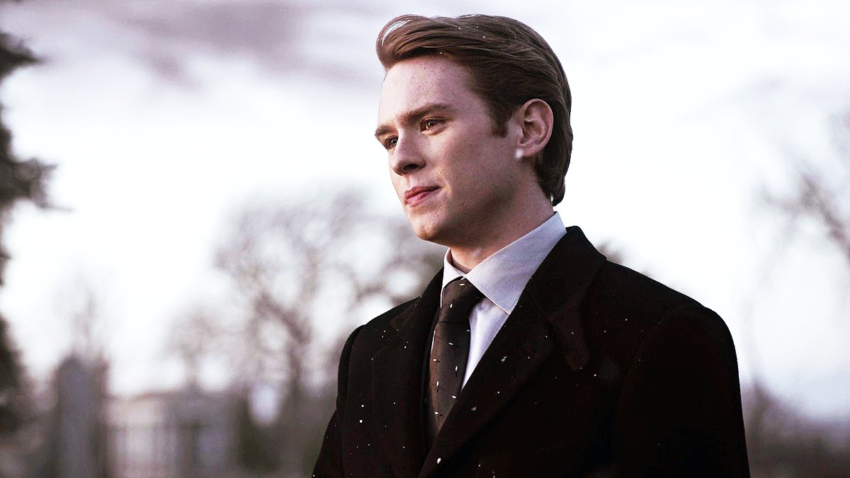 lucrezia's tweet photo. the best i've ever seen a male actor look in a show's pilot tbh https://t.co/8EQMhhqaRy