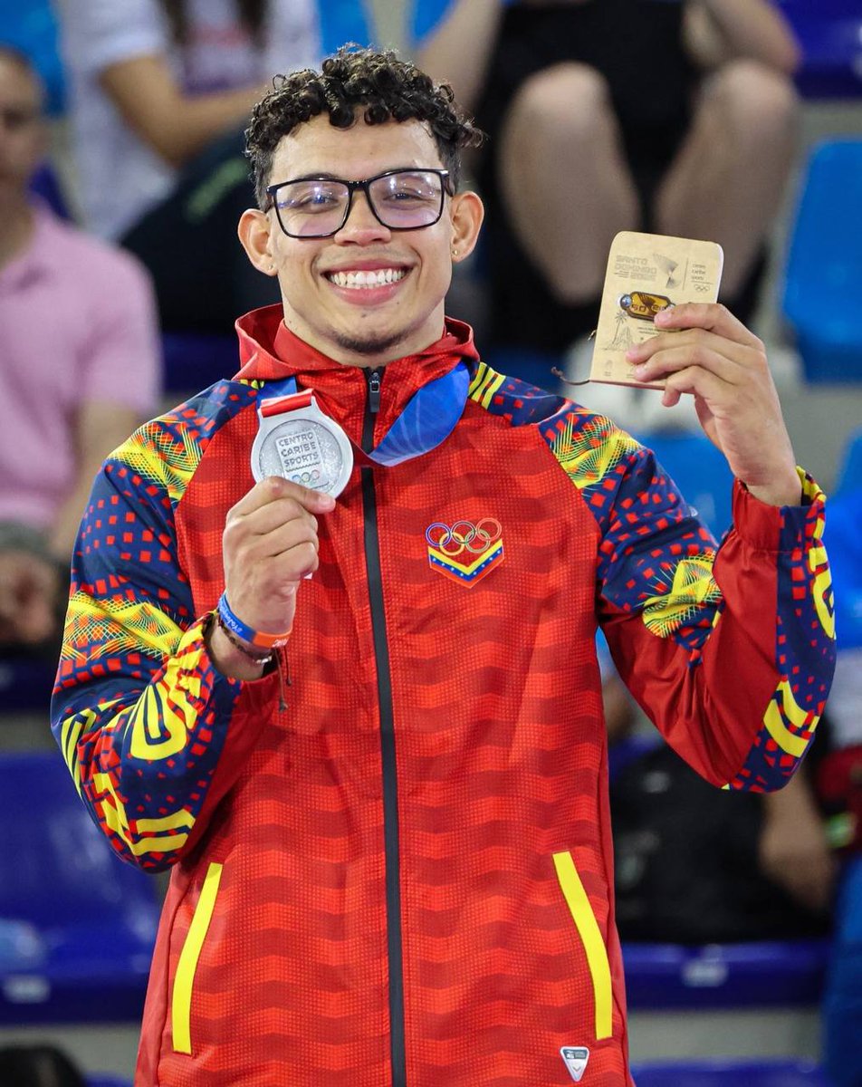 mippci_ven's tweet photo. ¡EL TATAMI CONTINENTAL TIENE SELLO TRICOLOR! 

Postales cargadas de orgullo, garra y pasión. Así fue la ceremonia de premiación para nuestros atletas de Karate Kumite en #SantoDomingo2026 :

Oriana Rodríguez (+68 kg) 
Claudymar Garcés (-61 kg) 
Alan Miquelena (-67 kg) 

¡Gracias por defender nuestros colores con tanto honor y llevar la bandera tricolor a lo más alto del podio!