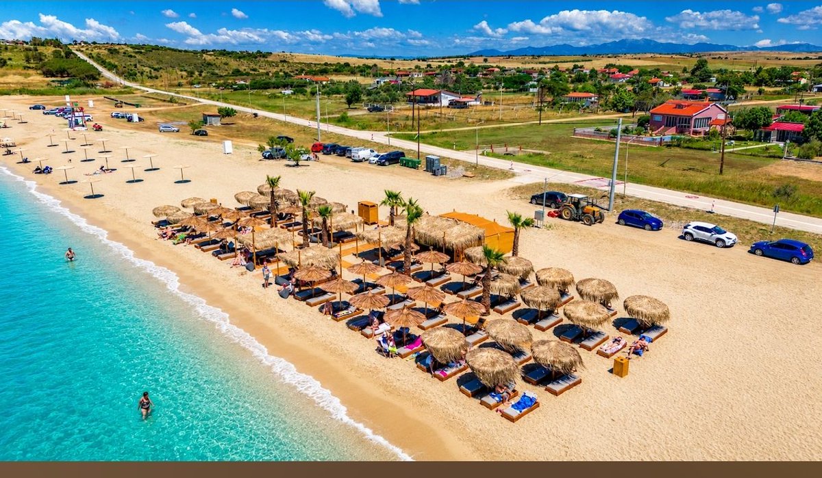 Ahmet_Guner's tweet photo. @mcangorduk Şu Beach Bara , bedava giriyorsunuz, bedava yataklara kuruluyorsunuz. Oturmadan once personel, kumları temizler, antimikrobiyal ile siler. İçtiğiniz yediğinizi öder kalkarsın. Sonra niye Yunan'a kaçıyor millet. Ben de olsa 10 saat bekler yine kaçarım. https://t.co/mpsRkxNFaH