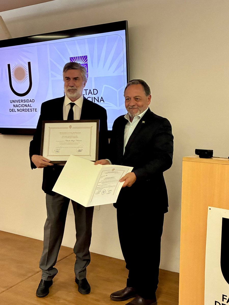 HCDCtes's tweet photo. El Concejo Deliberante capitalino reconoció con el diploma de Visitante Ilustre al doctor Claudio Navarrete García, destacado médico cirujano chileno y referente internacional de la cirugía endoscópica. https://t.co/WiLiioI6vh