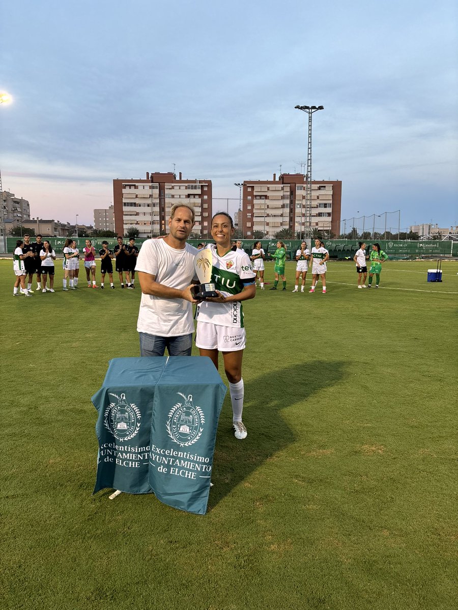 pasionfjv's tweet photo. El #ElcheCF Femenino se lleva el Trofeo Festa d’Elx tras vencer en los penaltis.
⚽️ María Hernández y Alejandra Rubio anotaron los goles.
🧤 Ángela Moral paró dos penaltis en la tanda. https://t.co/hBbmwKLujF