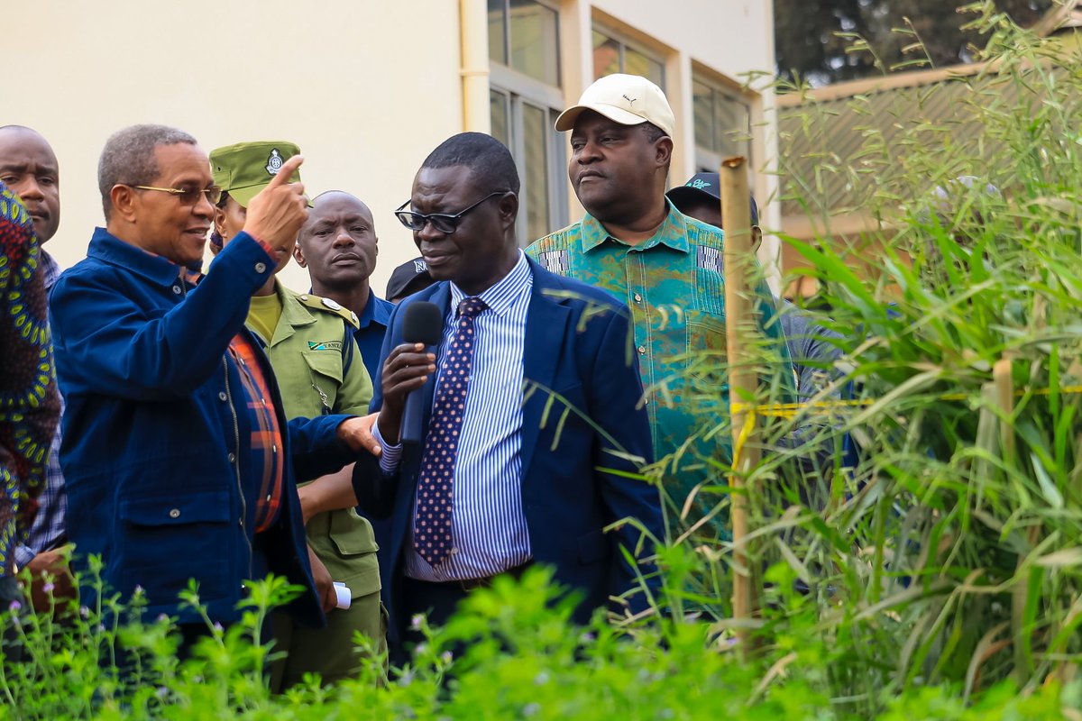 SokoineU's tweet photo. Rais Mstaafu wa Awamu ya Nne, Mhe. Dkt. Jakaya Mrisho Kikwete, ametembelea Banda la SUA katika Maonesho ya Nanenane 2026 Kanda ya Mashariki na kupongeza mchango wa Chuo katika kuendeleza kilimo kupitia tafiti, ubunifu na teknolojia, 07 Agosti, 2026. https://t.co/8Z3QVUc3qd