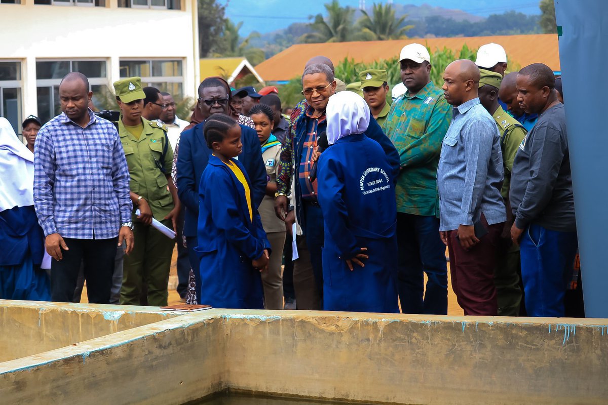 SokoineU's tweet photo. Rais Mstaafu wa Awamu ya Nne, Mhe. Dkt. Jakaya Mrisho Kikwete, ametembelea Banda la SUA katika Maonesho ya Nanenane 2026 Kanda ya Mashariki na kupongeza mchango wa Chuo katika kuendeleza kilimo kupitia tafiti, ubunifu na teknolojia, 07 Agosti, 2026. https://t.co/8Z3QVUc3qd