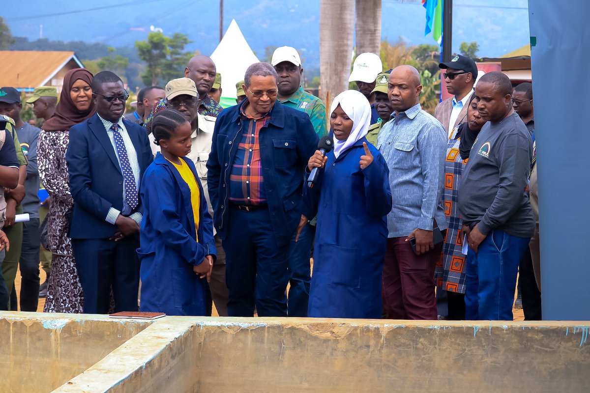 SokoineU's tweet photo. Rais Mstaafu wa Awamu ya Nne, Mhe. Dkt. Jakaya Mrisho Kikwete, ametembelea Banda la SUA katika Maonesho ya Nanenane 2026 Kanda ya Mashariki na kupongeza mchango wa Chuo katika kuendeleza kilimo kupitia tafiti, ubunifu na teknolojia, 07 Agosti, 2026. https://t.co/8Z3QVUc3qd