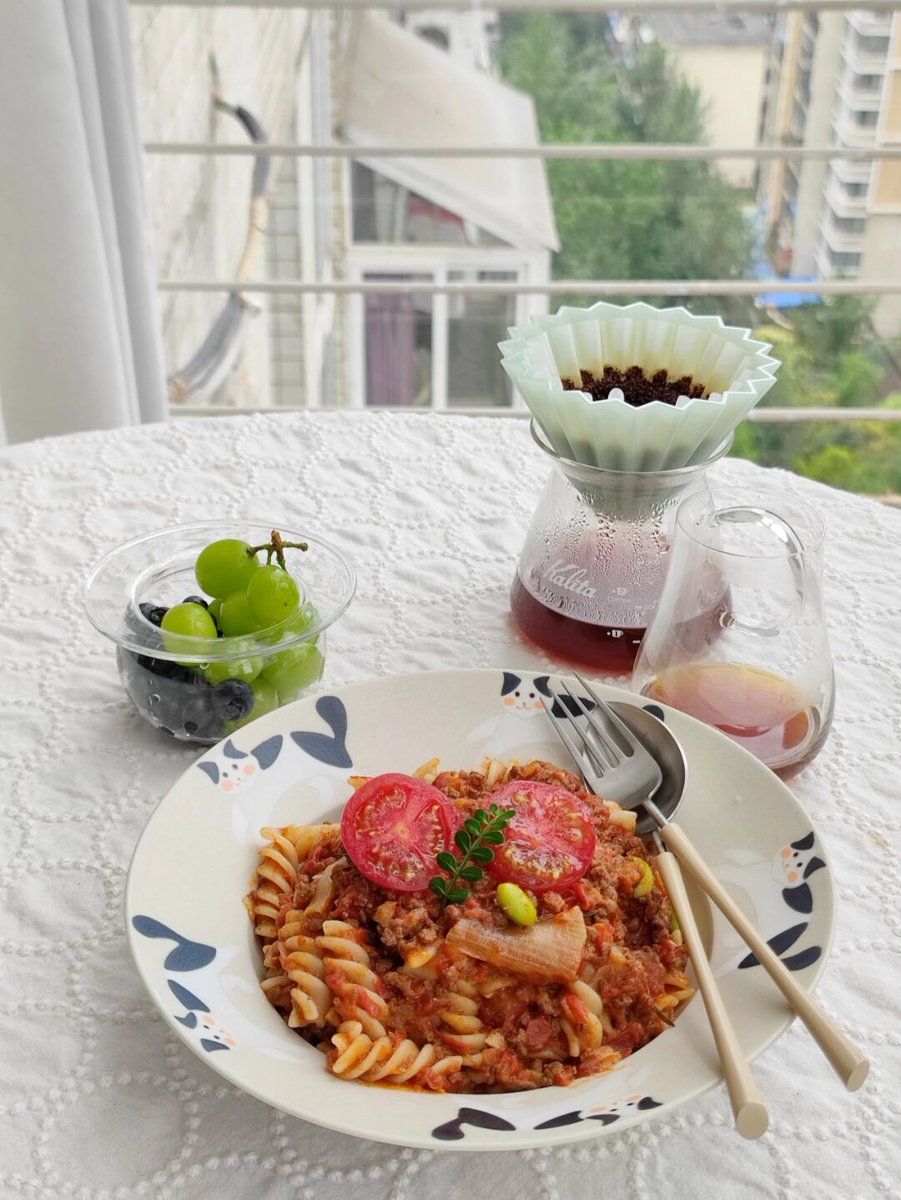 krystalee22's tweet photo. [Loving this cozy lunch: homemade tomato pasta with fresh basil u0026 a side of warm garlic bread. Perfect mid-week pick-me-up! ]， https://t.co/Ld15vsnjUO