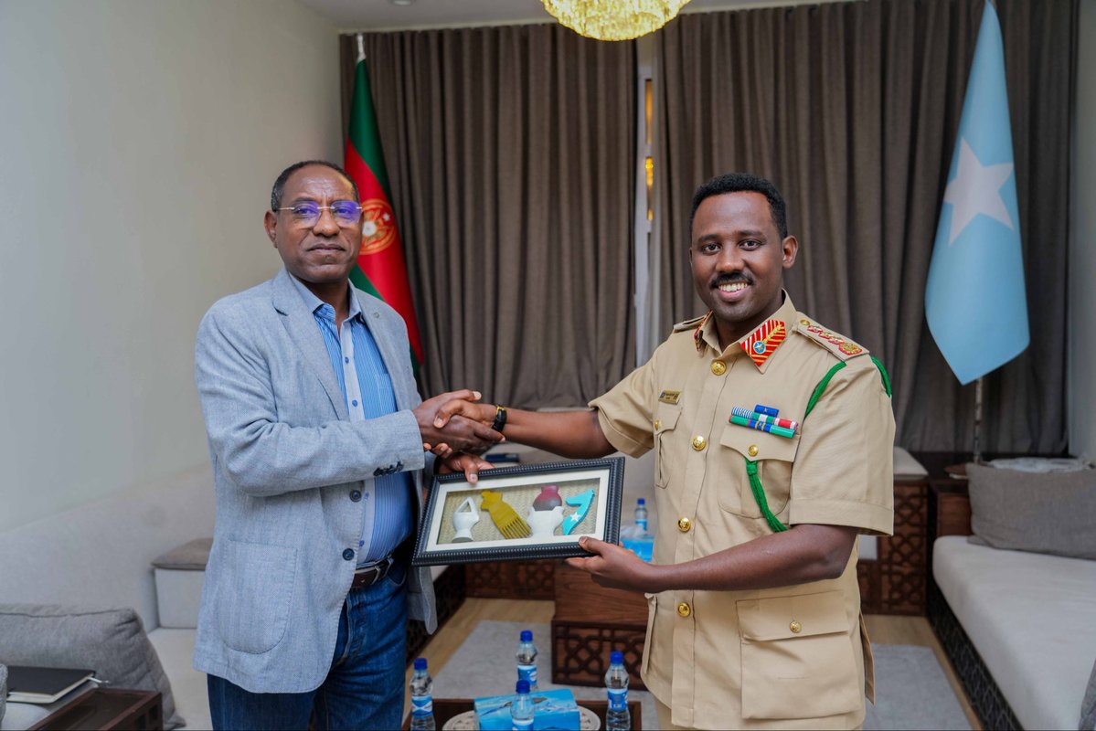 SNAForce's tweet photo. The Commander of the SNAF, Brig. Gen. Ibrahim Mohamed Mohamud, met with military delegations from Ethiopia, Kenya, and Uganda to strengthen defence cooperation following the AUSSOM Defence Chiefs Meeting.
#Somalia #Uganda #Kenya #Ethiopia #SNAF #UPDF #KDF #AUSSOM https://t.co/1GGoxJJTDO