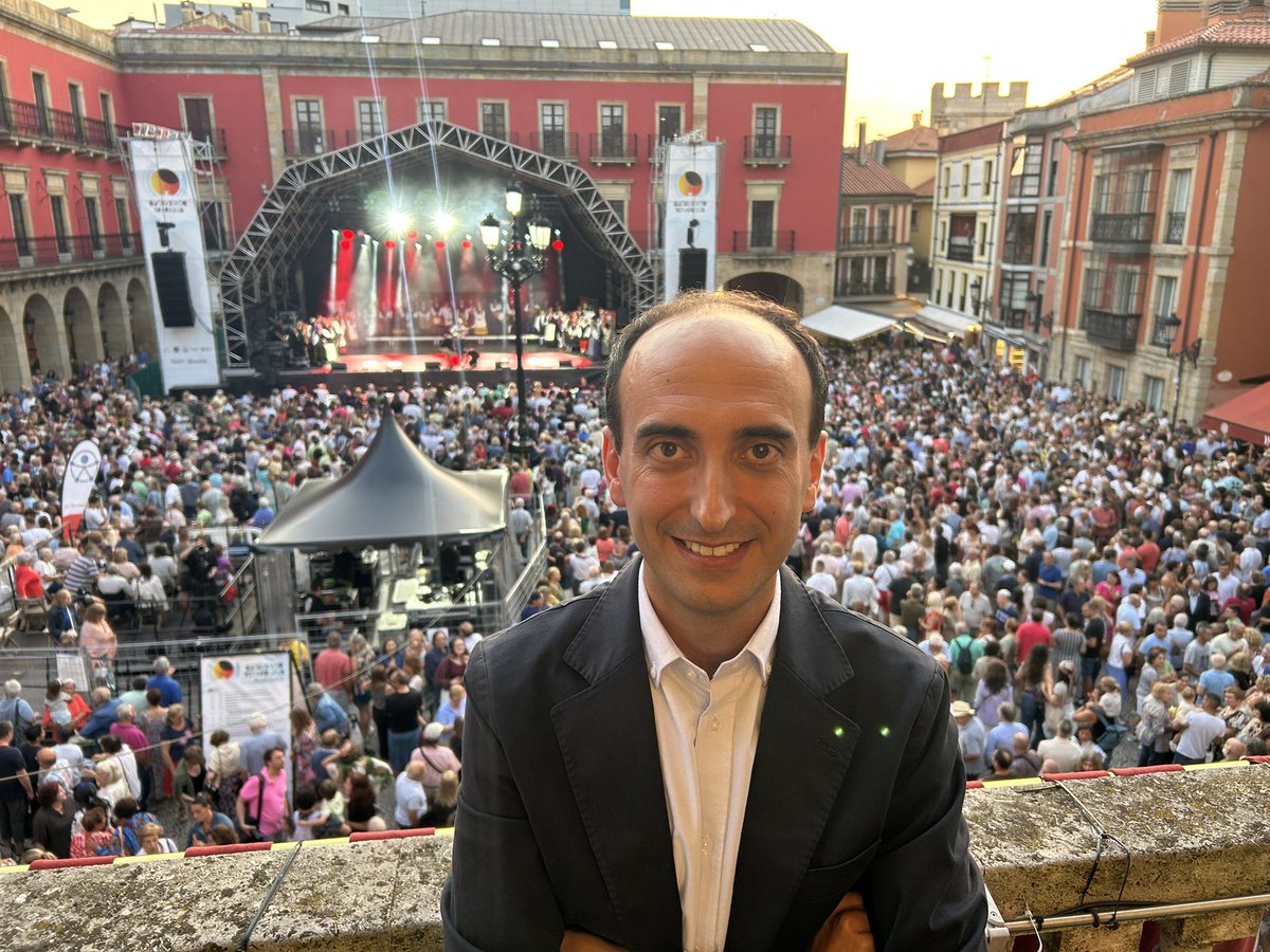 SER_Gijon's tweet photo. 🎙️𝐀𝐧𝐭ó𝐧 𝐌𝐞𝐚𝐧𝐚, 𝐩𝐫𝐞𝐠𝐨𝐧𝐞𝐫𝐨 𝐝𝐞 𝐥𝐚𝐬 𝐅𝐢𝐞𝐬𝐭𝐚𝐬 𝐝𝐞 𝐁𝐞𝐠𝐨ñ𝐚

🔛Nuestro compañero de @ellarguero y @carrusel da inicio a la Semana Grande de @gijon con un emotivo pregón 

🔝Lleno total en la Plaza Mayor https://t.co/9L39XrqCIz