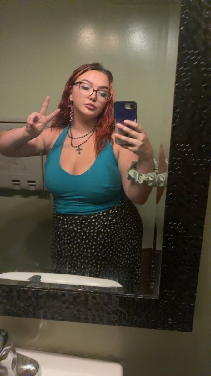 NyxVixenX's tweet photo. Good afternoon. Would you believe me if I said I had no panties on underneath this long skirt that makes me look like an innocent church going girl? https://t.co/RpVSnLDJhq