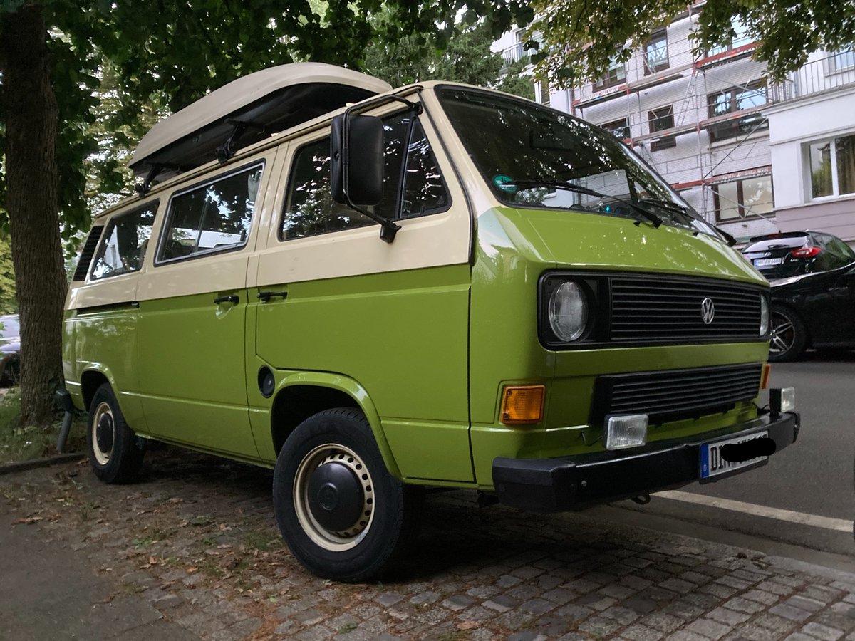 GeorgAlbrecht1's tweet photo. was für ein traumhaft restaurierter #VW #T3! makellose Lackierung. 😊🚐 #Bulli https://t.co/j2ONp5n7tE