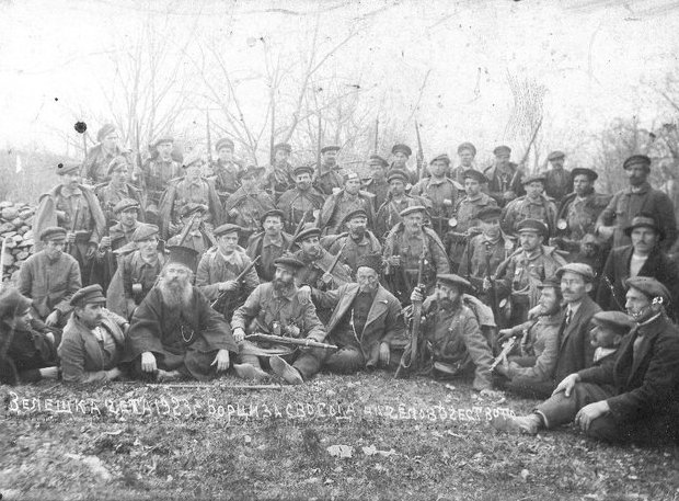 SiggySwans's tweet photo. Кадрифаковски масакр 

У ноћи 16. јануара 1923. године, чета ВМРО којом је командовао војвода Иван Јанев Брло извела је напад на српско колонистичко насеље Кадрифаково, код Штипа у Овчем Пољу. Напад је био усмерен на српске добровољце и њихове породице који су се након Првог светског рата населили у Вардарској Македонији у оквиру државног програма колонизације. 

Према македонским енциклопедијским изворима, у нападу су убијена 23 српска колониста и чланови њихових породица, док поједини бугарски извори наводе да је страдало 26 људи, а да је 15 рањено. Село је запаљено, а преживели колонисти су га убрзо напустили. 

Према бугарским историјским изворима, напад је започео бомбама и митраљеском ватром, након чега је чета ушла у село. Приликом повлачења остављено је писмо потписано именом Тодора Александрова, у којем се српским колонистима поручује да напусте Вардарску Македонију или ће доживети исту судбину као становници Кадрифакова. Копија писма била је упућена и краљу, Николи Пашићу и већим београдским листовима. 

Вест о масакру изазвала је снажан одјек у Београду. Југословенска влада подигла је у приправност војску и жандармерију у Вардарској Македонији, појачала обезбеђење границе према Бугарској и расписала награду од 250.000 динара за хватање вође ВМРО Тодора Александрова, истовремено упутивши оштар протест бугарској влади. 

Уследила је опсежна истрага која је трајала скоро четири године. Како је известио лист „Време“, пред суд су изведени само они против којих је тужилаштво сматрало да постоје довољно јаки докази. После суђења у Штипу, пресуду је потврдио Скопски апелациони суд, а затим и Касациони суд.

На смрт су осуђени:

Стојан Стојановић
Стефан Стојановић
Стојан Судић

На казне робије осуђени су:

Петар Петруша Митев – 15 година,

Ристић-Вардарски – 10 година,
Васил Ковачевски – 8 година,
док је Злате Николић из Кривог Дола ослобођен услед недостатка доказа.

Случај је тиме правоснажно окончан, али је масакр у Кадрифакову остао један од најпознатијих и најконтроверзнијих догађаја у сукобима између југословенских власти и комитских чета ВМРО током двадесетих година XX века. 

Истовремено, он је постао и повод за одмазду власти у селу Гарван, где је почетком марта 1923. године без суђења убијен већи број мештана.