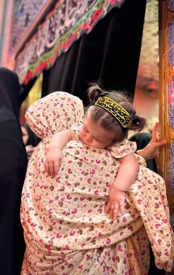 somayeh_banoo12's tweet photo. این دخترک روی شانه‌ی مادرش ،  تصویر روشنی از حدیثِ محترمِ حضرت صادق است که فرمود: هرگاه نسیم محبت ما اهل‌بیت در دلت وزیدن گرفت، برای مادرت دعا کن . https://t.co/M2wK8QIdLZ