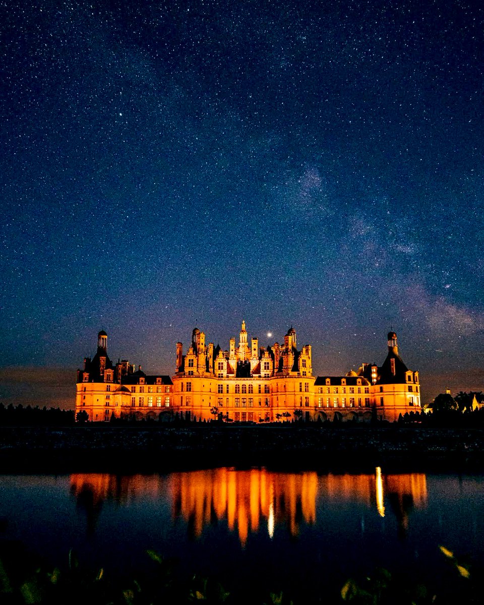 domainechambord's tweet photo. À l’occasion de la #NuitDesÉtoiles, Chambord se dévoile sous un ciel spectaculaire. https://t.co/fml14cDTgT