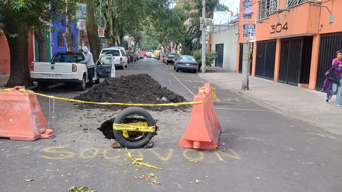NOTORIUSVICK's tweet photo. @BJAlcaldia @LuisMendozaBJ y después de semanas seguimos igual en la calle de balboas 304, portales sin reparar la atarjea y atender el socavon ah pero eso si nos querían cobrar por la reparación pero como no les dimos lo que pedían les valió se fueron y nunca han regresado https://t.co/NHn5GXCM9h