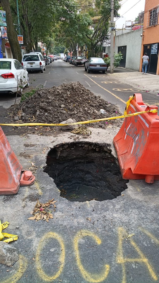 NOTORIUSVICK's tweet photo. @BJAlcaldia @LuisMendozaBJ y después de semanas seguimos igual en la calle de balboas 304, portales sin reparar la atarjea y atender el socavon ah pero eso si nos querían cobrar por la reparación pero como no les dimos lo que pedían les valió se fueron y nunca han regresado https://t.co/NHn5GXCM9h