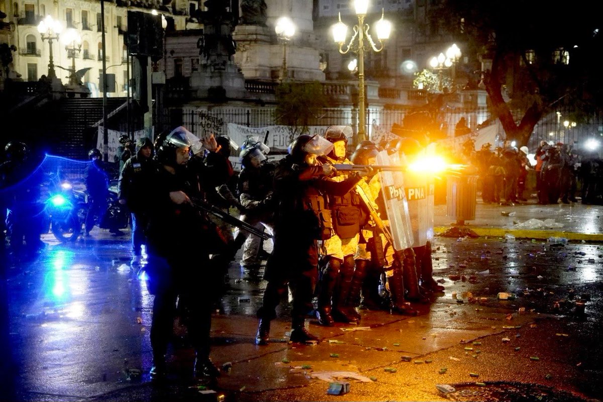 CELS_Argentina's tweet photo. Durante más de 6 horas, cuatro fuerzas de seguridad reprimieron ayer la manifestación en la zona del Congreso en rechazo al proyecto que se trataba en el recinto. 

El resto del país se movilizó sin tener que enfrentar la violencia policial. 
⬇️
https://t.co/VkaO0qk7Wz https://t.co/bR9752IgH9