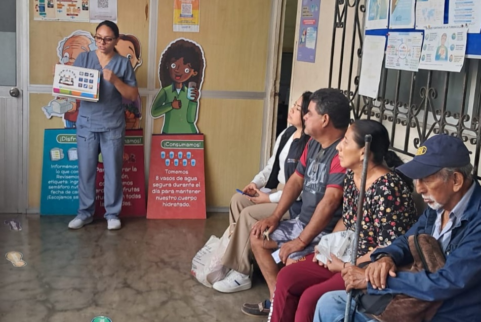 Salud_Guayas's tweet photo. Personal de los centros de salud No. 12 y No. 14, socializan con la comunidad sobre la importancia de una planificación familiar y el uso correcto de los métodos anticonceptivos, con el objetivo de prevenir enfermedades y embarazos no deseados. https://t.co/vt33WGx2kb