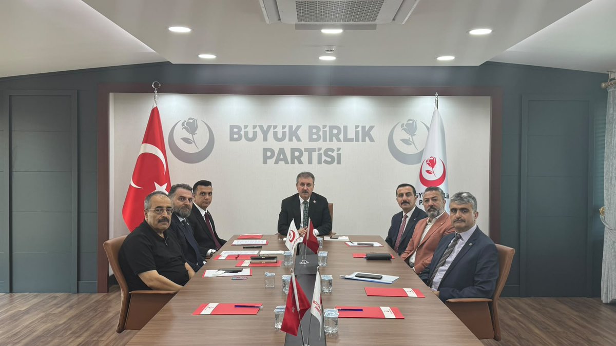 bbpgenelmerkez's tweet photo. “Terörsüz Türkiye” süreci kapsamında hazırlanan ve kamuoyunda “çerçeve yasa” olarak da bilinen Millî Dayanışma ve Toplumsal Bütünleşmenin Güçlendirilmesine Dair Kanun Teklifi, Türkiye Büyük Millet Meclisi Adalet Komisyonu’nda görüşülmeye başlanmıştır.

Büyük Birlik Partimizin bugün gerçekleştirilen Hukuk Politikaları Kurulu, Yüksek Danışma Kurulu ve Başkanlık Divanı toplantısı akabinde, Hukuk ve Seçim İşlerinden Sorumlu Genel Başkan Yardımcısı Av. Samet Bağcı aracılığı ile “Büyük Birlik Partisinin Millî Dayanışma ve Toplumsal Bütünleşmenin Güçlendirilmesine Dair Kanun Teklifi Hakkındaki Değerlendirmesi” başlıklı kapsamlı değerlendirme metni, Türkiye Büyük Millet Meclisi Başkanlığı aracılığıyla TBMM Adalet Komisyonu’na sunulmuştur.

Partimizin görüş, öneri ve değerlendirmelerini içeren metinde; millî birlik ve beraberliğin güçlendirilmesi, devletin temel niteliklerinin korunması, üniter yapının muhafazası, hukukun üstünlüğünün esas alınması, toplumsal bütünleşmenin sağlam temeller üzerinde tesis edilmesi, teröristler nedamet getirip af dilemeden ve PKK tamamen silahları bırakıp tüm unsurlarıyla kendini feshetmeden terörle mücadeleyi devletin tavizsiz şekilde sürdürmesine ilişkin değerlendirme ve önerilere yer verilmiştir.

Konuya ilişkin detaylı Basın Açıklaması 08.08.2026 tarihinde saat 14.00’te yapılacak olan Merkez Karar Yönetim Kurulu toplantısı öncesinde Sayın Genel Başkanımız Mustafa Destici tarafından gerçekleştirilecektir.

Kamuoyuna Saygıyla Duyurulur.