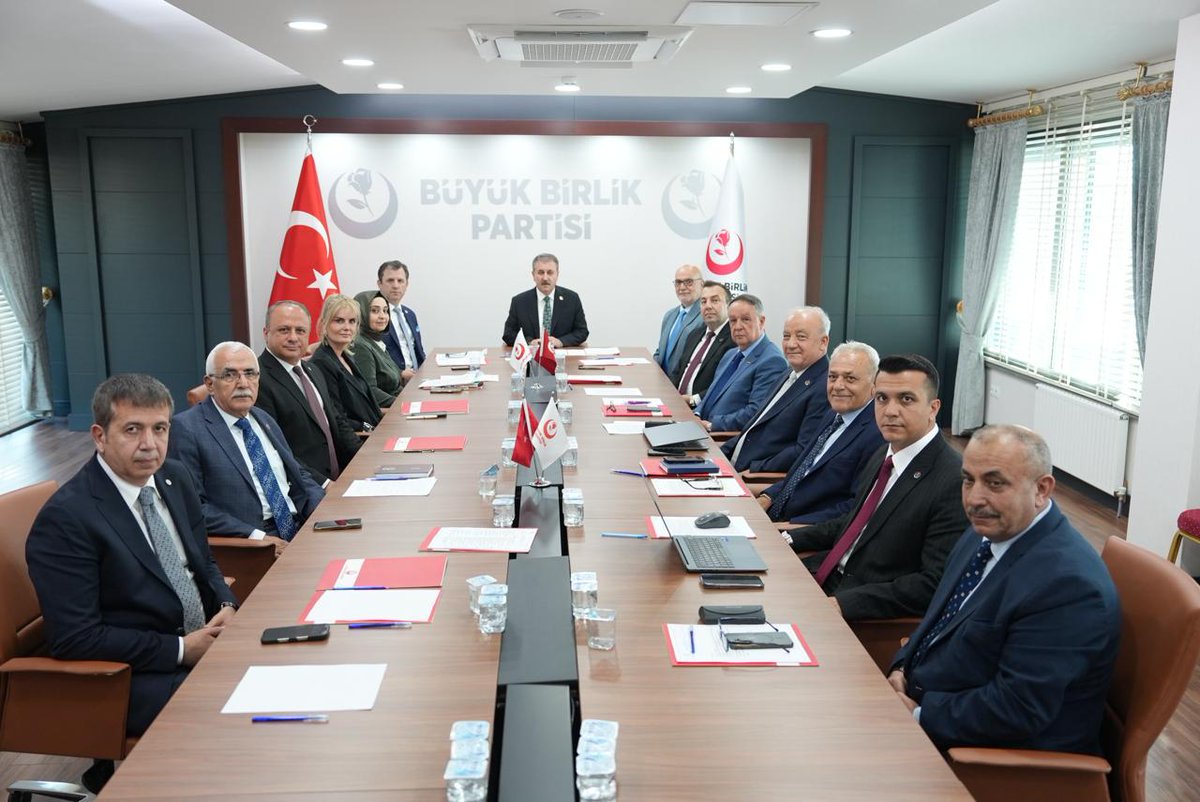 bbpgenelmerkez's tweet photo. “Terörsüz Türkiye” süreci kapsamında hazırlanan ve kamuoyunda “çerçeve yasa” olarak da bilinen Millî Dayanışma ve Toplumsal Bütünleşmenin Güçlendirilmesine Dair Kanun Teklifi, Türkiye Büyük Millet Meclisi Adalet Komisyonu’nda görüşülmeye başlanmıştır.

Büyük Birlik Partimizin bugün gerçekleştirilen Hukuk Politikaları Kurulu, Yüksek Danışma Kurulu ve Başkanlık Divanı toplantısı akabinde, Hukuk ve Seçim İşlerinden Sorumlu Genel Başkan Yardımcısı Av. Samet Bağcı aracılığı ile “Büyük Birlik Partisinin Millî Dayanışma ve Toplumsal Bütünleşmenin Güçlendirilmesine Dair Kanun Teklifi Hakkındaki Değerlendirmesi” başlıklı kapsamlı değerlendirme metni, Türkiye Büyük Millet Meclisi Başkanlığı aracılığıyla TBMM Adalet Komisyonu’na sunulmuştur.

Partimizin görüş, öneri ve değerlendirmelerini içeren metinde; millî birlik ve beraberliğin güçlendirilmesi, devletin temel niteliklerinin korunması, üniter yapının muhafazası, hukukun üstünlüğünün esas alınması, toplumsal bütünleşmenin sağlam temeller üzerinde tesis edilmesi, teröristler nedamet getirip af dilemeden ve PKK tamamen silahları bırakıp tüm unsurlarıyla kendini feshetmeden terörle mücadeleyi devletin tavizsiz şekilde sürdürmesine ilişkin değerlendirme ve önerilere yer verilmiştir.

Konuya ilişkin detaylı Basın Açıklaması 08.08.2026 tarihinde saat 14.00’te yapılacak olan Merkez Karar Yönetim Kurulu toplantısı öncesinde Sayın Genel Başkanımız Mustafa Destici tarafından gerçekleştirilecektir.

Kamuoyuna Saygıyla Duyurulur.