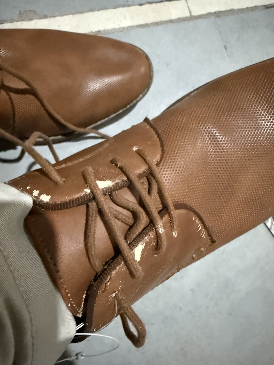 isagarparikh's tweet photo. @nykaafashion Both shoes were delivered damaged from so many places. Colour had peeled off. Were unusable and not-returnable. Order no. NYK-41625035-6265581. I trusted Nykaa Fashion and didn't open the package until tonight when I was going to wear them. https://t.co/mSXY9eLUuE