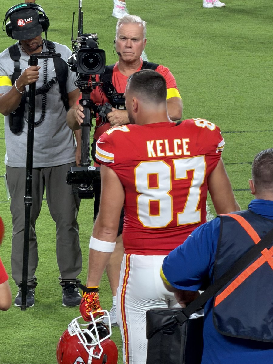 sinclair_joy's tweet photo. Happy 8/7 to 87 🥰💛❤️🏹🏈 @tkelce https://t.co/Q5JB5RoIFS