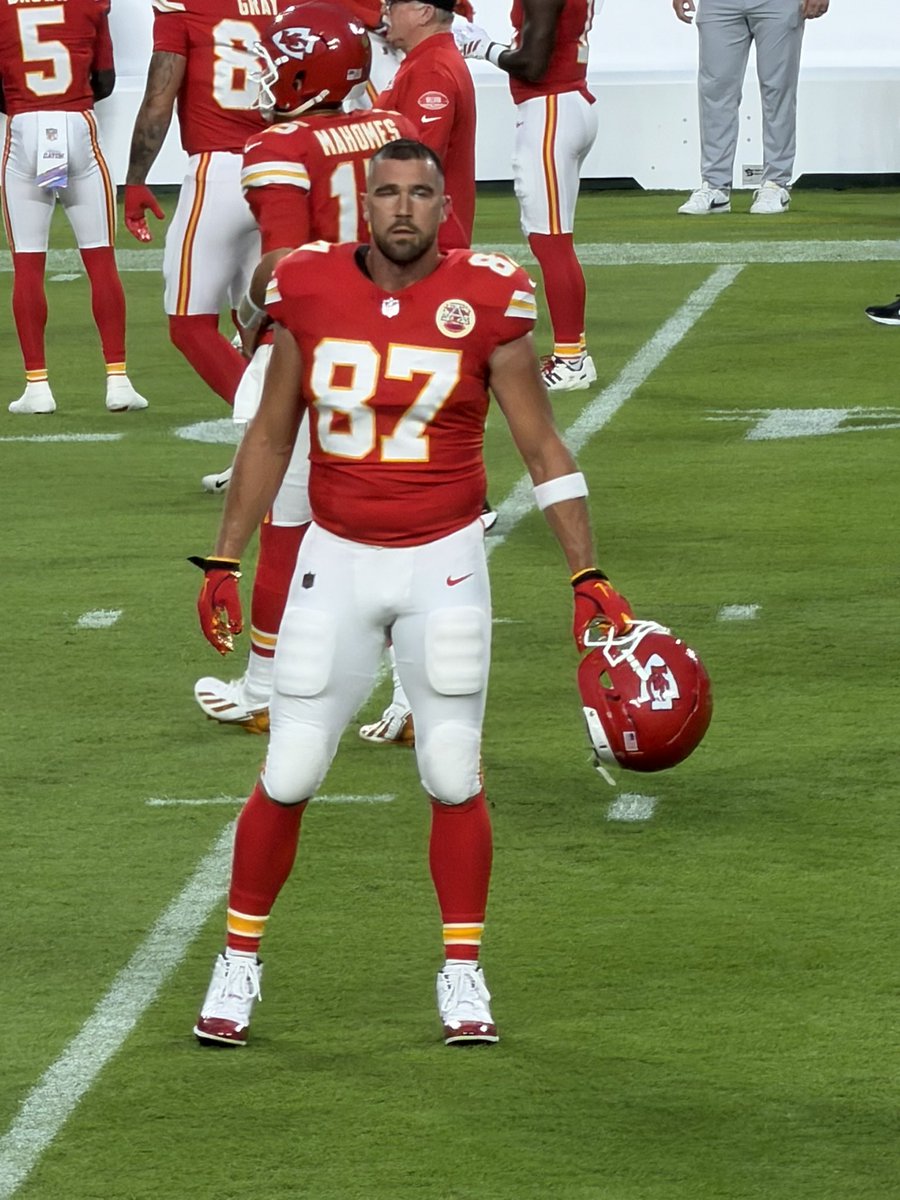 sinclair_joy's tweet photo. Happy 8/7 to 87 🥰💛❤️🏹🏈 @tkelce https://t.co/Q5JB5RoIFS