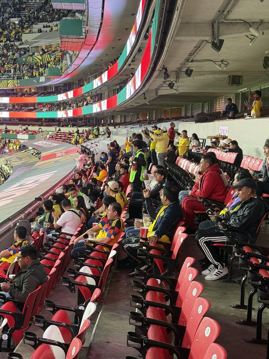 majorom30633637's tweet photo. Muy decente la afición de @ClubAmerica al no pararse para entonar el himno de nuestros país. Nacos https://t.co/LGxRtdtpPY