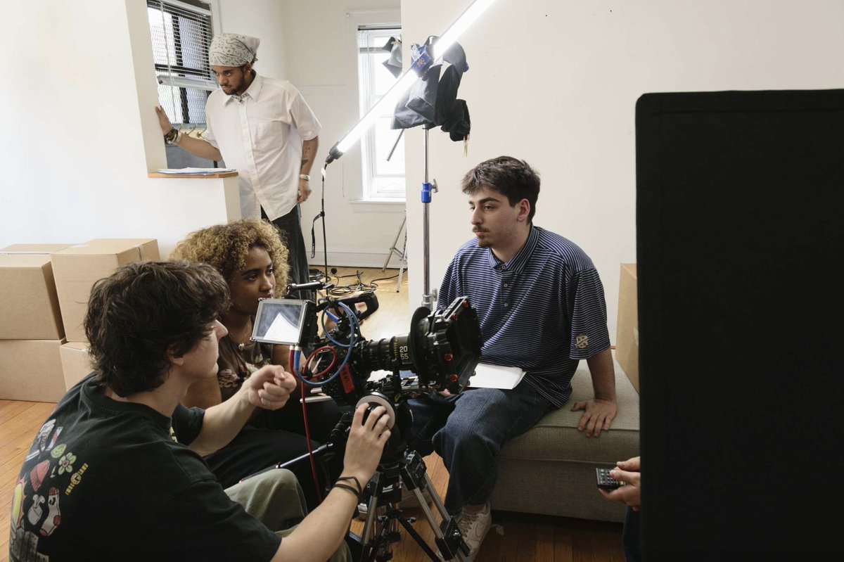 ColumCinemaTV's tweet photo. Student filmmakers @ColumbiaChi behind the scenes on Directing II @therealtvboy on location. Short film coming soon. #collaboration #connections #college https://t.co/t1QJPwed4e
