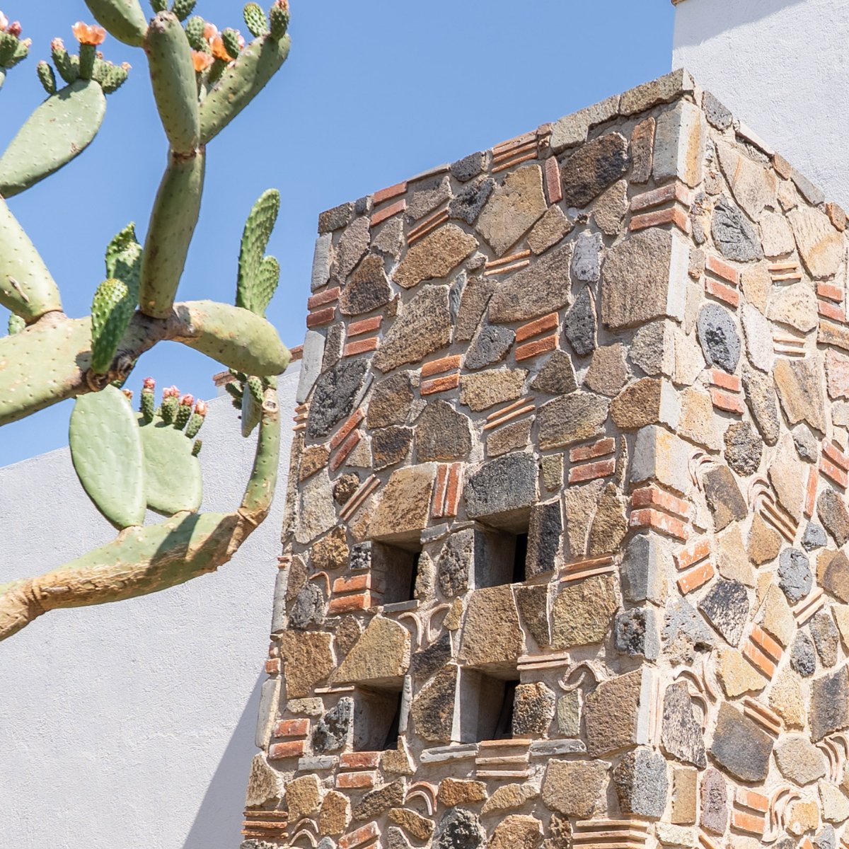 parvinkaidi's tweet photo. A beautiful home can impress you on day one. Great construction proves itself years later. In coastal environments, what's behind the finishes often matters just as much as what you see. #Architecture https://t.co/TtJwZuwzE9