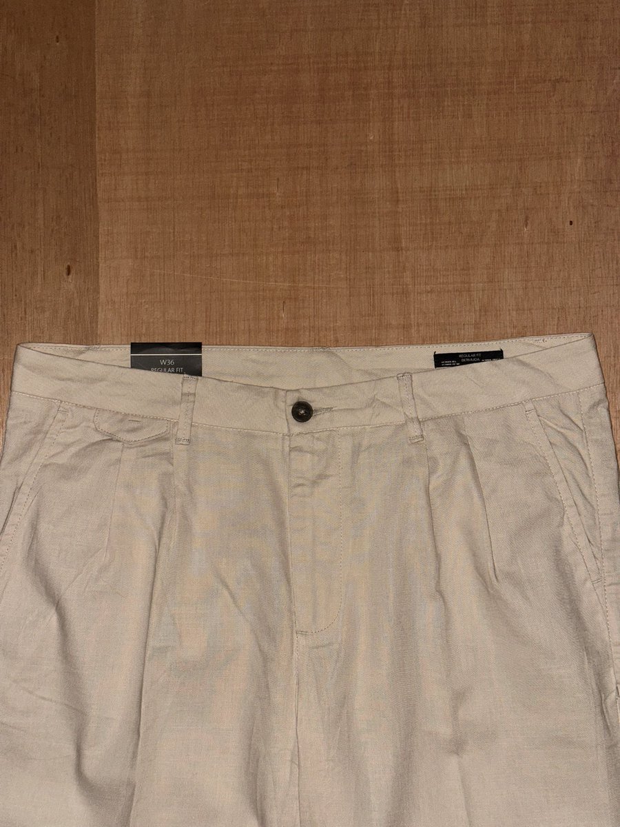 kazualchic's tweet photo. DAFACTO
—
Short habillé de couleur beige clair, doté de plis marqués et d'une coupe droite élégante.
—

36-38 / Semi Lin 

6500Fcfa https://t.co/T9Us9ClKzS