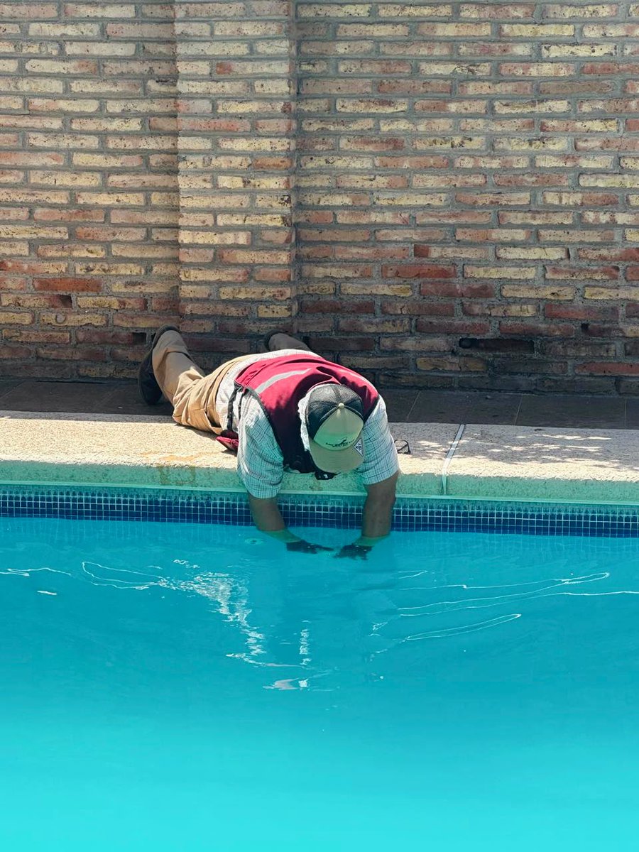 COESPRISSON's tweet photo. 💧🏊‍♂️ La UCS #Huatabampo realizó la toma de muestra de agua en una alberca con servicio al público. 🔬 La muestra es enviada al Laboratorio Estatal de Salud Pública para su estudio correspondiente, fortaleciendo la vigilancia y prevención de riesgos sanitarios.

#COESPRISSON https://t.co/GnvNIBdU95