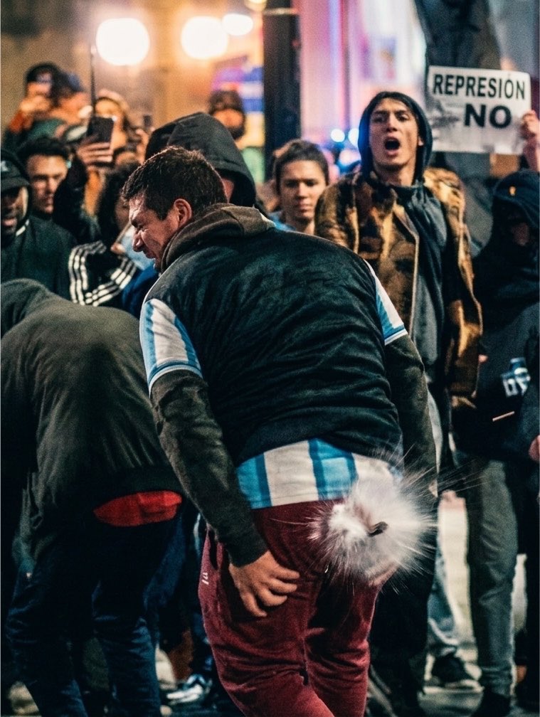 nosoypitti's tweet photo. -como te fue en la marcha de ayer?

-bien amigo me rompieron el culo

-eh que expresión rara pero me alegra que haya ido bien

-qué expresión https://t.co/aCoCosvMct