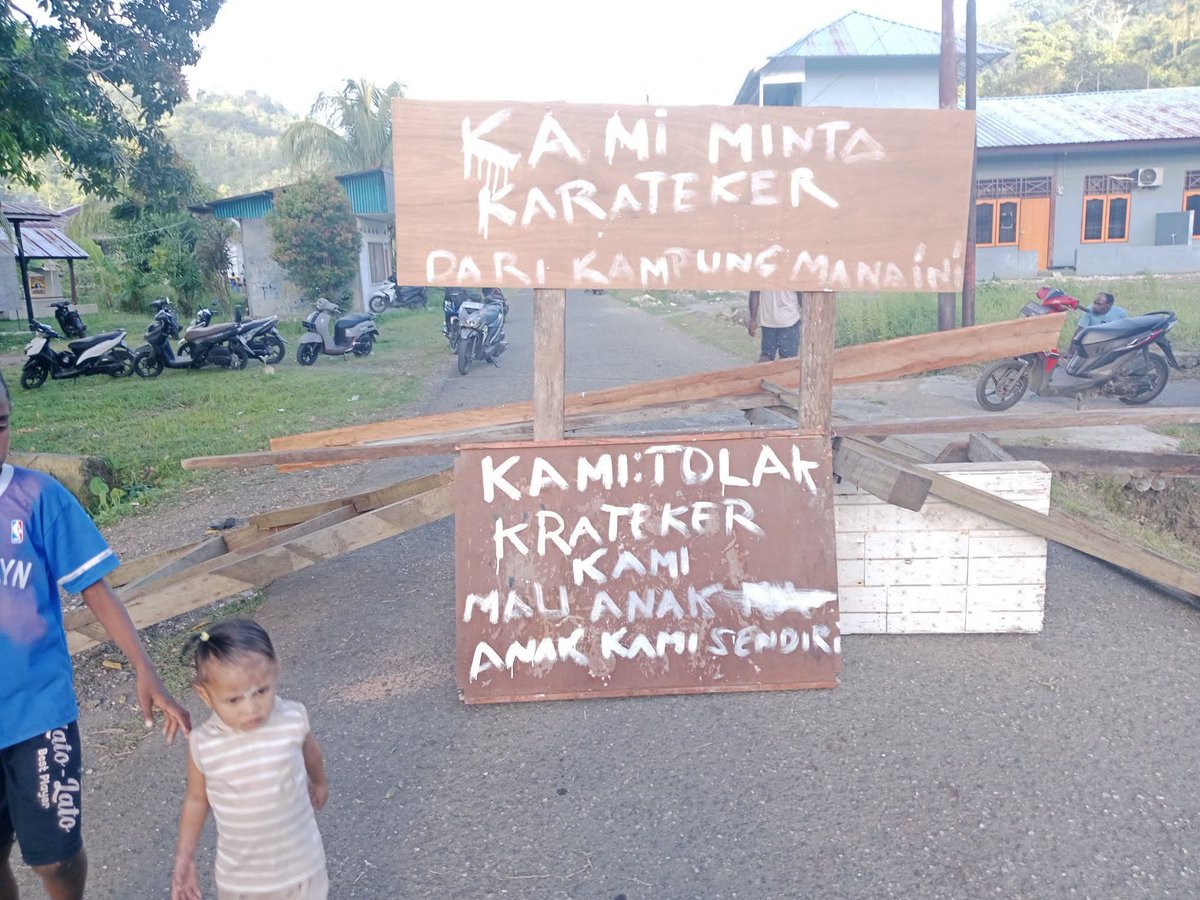 kotaserui's tweet photo. Pemalangan jalan di Kampung Manaini Distrik Yapen Selatan kab kepulauan yapen papua, menolak Karateker baru dari kampung lain, masyarakat manaini meminta harus orang yang asal dari kampung manaini menjadi Karateker.
#serui #papua https://t.co/MVjOLCdnjA
