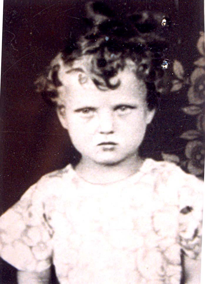 AuschwitzMuseum's tweet photo. 7 August 1930 | A Romanian Jewish girl, Dvora Rifca Berger, was born in Comlausa.  

In June 1944 she was deported to #Auschwitz and murdered in a gas chamber.
---

▶ Gas chambers and crematoria of the Auschwitz camp: https://t.co/Tx6rSvPyZL https://t.co/YfJOyRYsDn