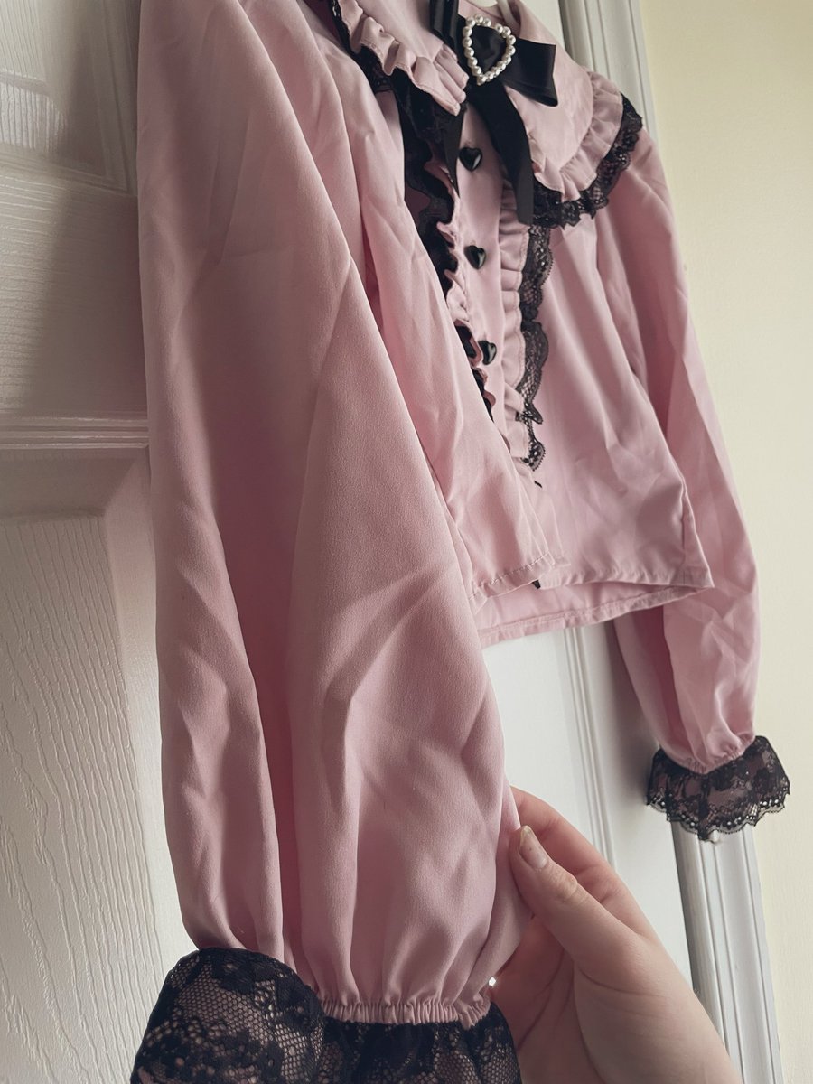 LexaproLovebug's tweet photo. hi guys i know im inactive trying not to cut myself but look at my new blouse that came innnn #jiraikei https://t.co/CYzpRjpi9A