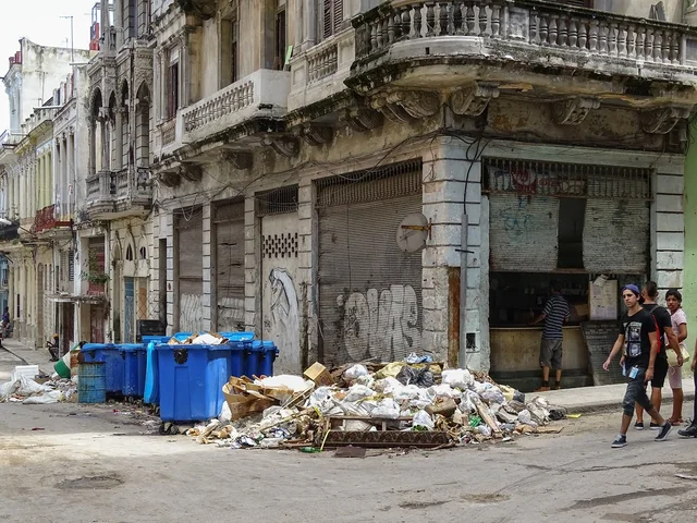 CubaOrtografia's tweet photo. ¿Por qué los zurdos europeos no se mudan al paraíso cubano?
#CápsulasFactuales

Porque no es lo mismo llamar al Diablo que verlo llegar. 

Porque Cuba no es, ni por asomo, el modelo exitoso que algunos sectores de la izquierda europea o latinoamericana venden en mítines, universidades o redes sociales.

Un europeo medio, incluso de izquierdas, disfruta de salarios reales, sanidad y educación de calidad relativa, libertad de expresión, de movimiento, de empresa y de crítica al gobierno que en Cuba simplemente no existen ni siquiera a un cuarto nivel. Cambiar eso por un sistema de libreta de racionamiento, escasez de productos básicos y vigilancia política no es atractivo cuando uno lo vive en carne propia.

Mientras en las capitales europeas ciertos izquierdistas siguen ensalzando el modelo cubano como ejemplo de justicia social, los propios habitantes de la isla huyen en masa. En 2025, el régimen registró un saldo migratorio negativo de más de 245 mil personas, parte de una pérdida acumulada superior a 1,6 millones de habitantes desde 2020. La población oficial bajó hasta unos 9,4 millones. El salario medio mensual quedó en 6930 pesos, cifra que al cambio informal apenas alcanza unos pocos dólares, mientras el 33 % de los encuestados admitió haberse acostado con hambre al menos una vez al mes y más del 80 % sufrió interrupciones eléctricas que le impidieron cocinar.

Los apagones de 2025 y 2026 alcanzaron déficits superiores a 2200 MW, con cortes de 20 a 40 horas y colapsos totales del sistema eléctrico en varias ocasiones. La CEPAL situó el PIB per cápita corriente de Cuba en 2025 en apenas 1082 dólares, el más bajo de América Latina, frente a los más de 34 mil euros de España o los más de 41 mil de la media de la Unión Europea. Y todos sabemos, además, que esos 1082 dólares son estadísticas muertas, que el cubano promedio no puede siquiera soñar con diez dólares. 

La extrema pobreza, según mediciones independientes, superó el 89 % de la población. Ningún europeo de izquierda se muda a vivir bajo esa tiranía porque el castrismo no ofrece más que martirio, oscuridad y miseria documentada.

Los que predican el socialismo desde París o Madrid prefieren las calles iluminadas y los supermercados llenos de sus propias sociedades. Cuba sigue siendo el paraíso que solo existe en los discursos. Es fácil romantizar la «resistencia al imperio» o el «socialismo real» desde un apartamento en Estocolmo, Viena o Berlín con Internet, refrigerador lleno y pasaporte europeo. Muchos de los mismos que defienden el modelo cubano critican con dureza cualquier mínima restricción en Europa; el estándar no se aplica igual.

Son de izquierda, pero no idiotas. Hacen safari ideológico y vuelven a sus madrigueras capitalistas y de economía de mercado.