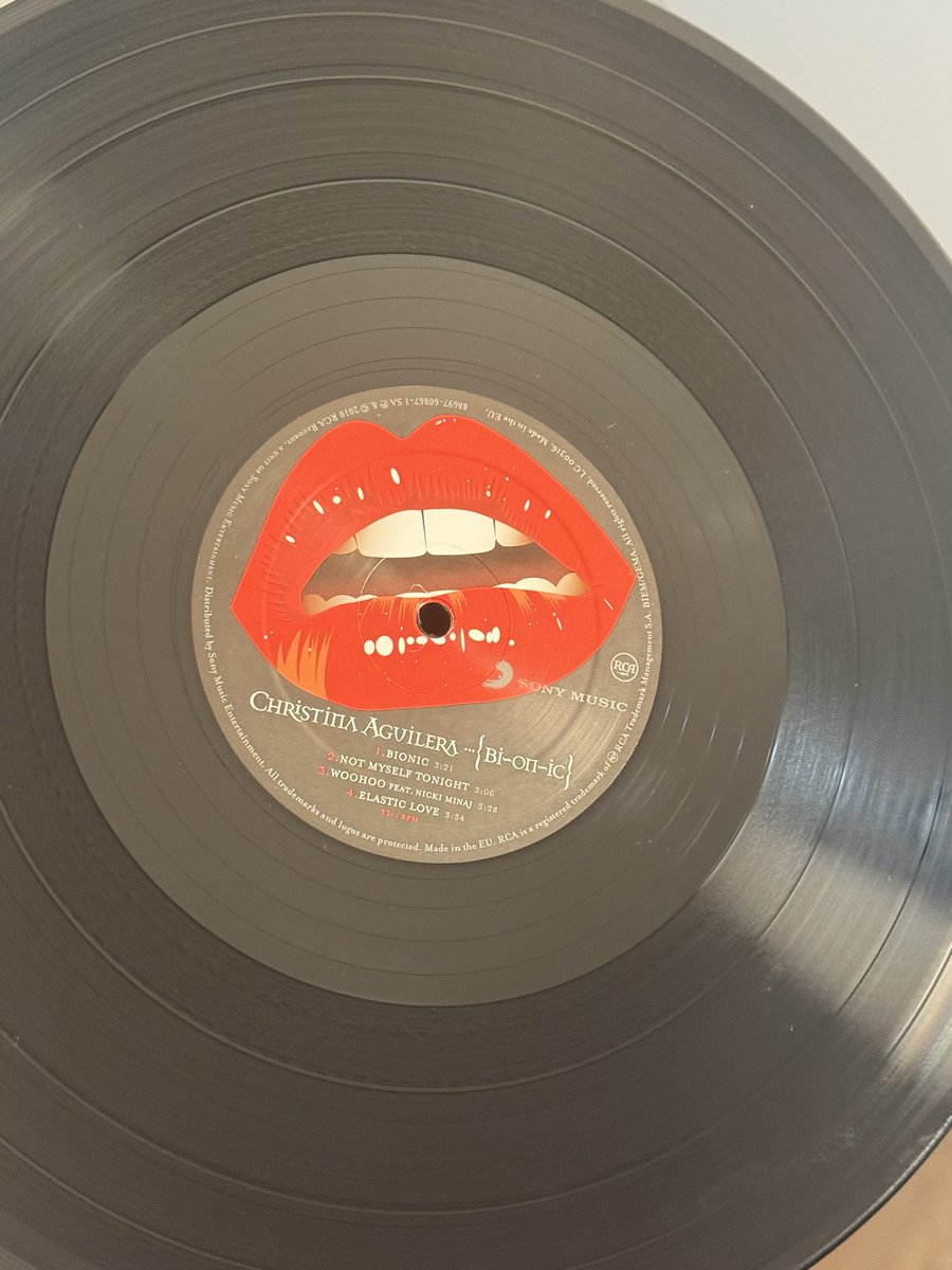 killsdavid's tweet photo. custou-me literalmente um rim mas estou muito feliz em ter comigo um dos meus álbuns favoritos de sempre em vinyl! obrigado neat records lisboa!! 🥹 https://t.co/pXGwL6h0EY