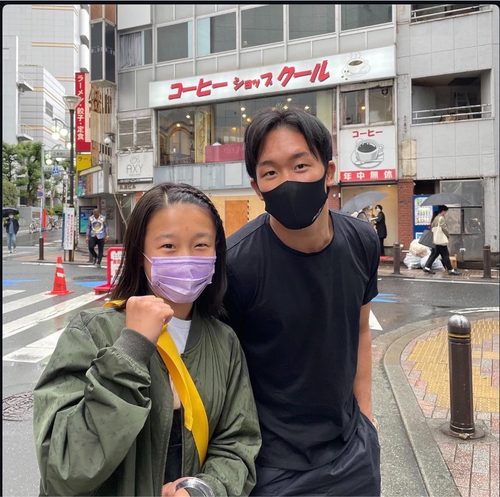 NOTasasin's tweet photo. 未来が街中で遭遇した人と写真撮るなんて珍しい https://t.co/SaQBcMAIip