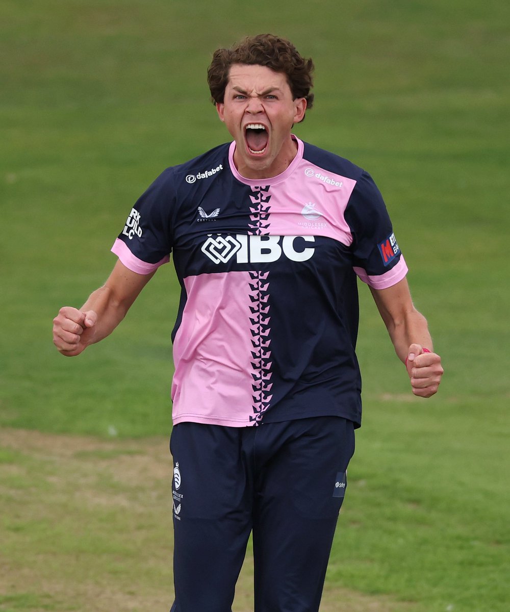 Middlesex_CCC's tweet photo. WHAT. A. WIN. 😍

Middlesex win a thriller as we beat Durham by 3 wickets! https://t.co/KvTaEUAvu5
