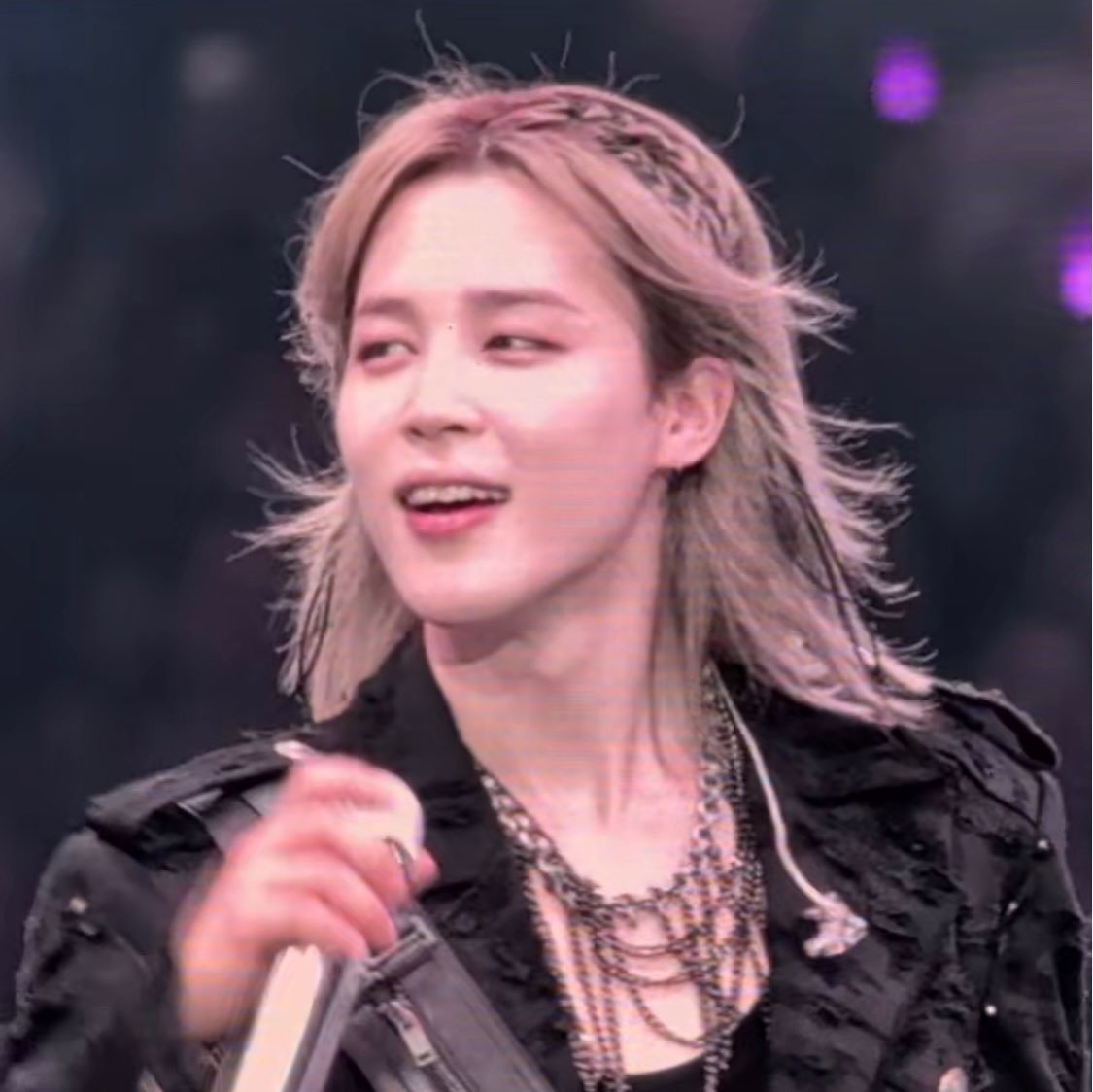 jnfication's tweet photo. EL PELO DE JIMIN ANOCHE ✨️ https://t.co/4FUpAEYzp0