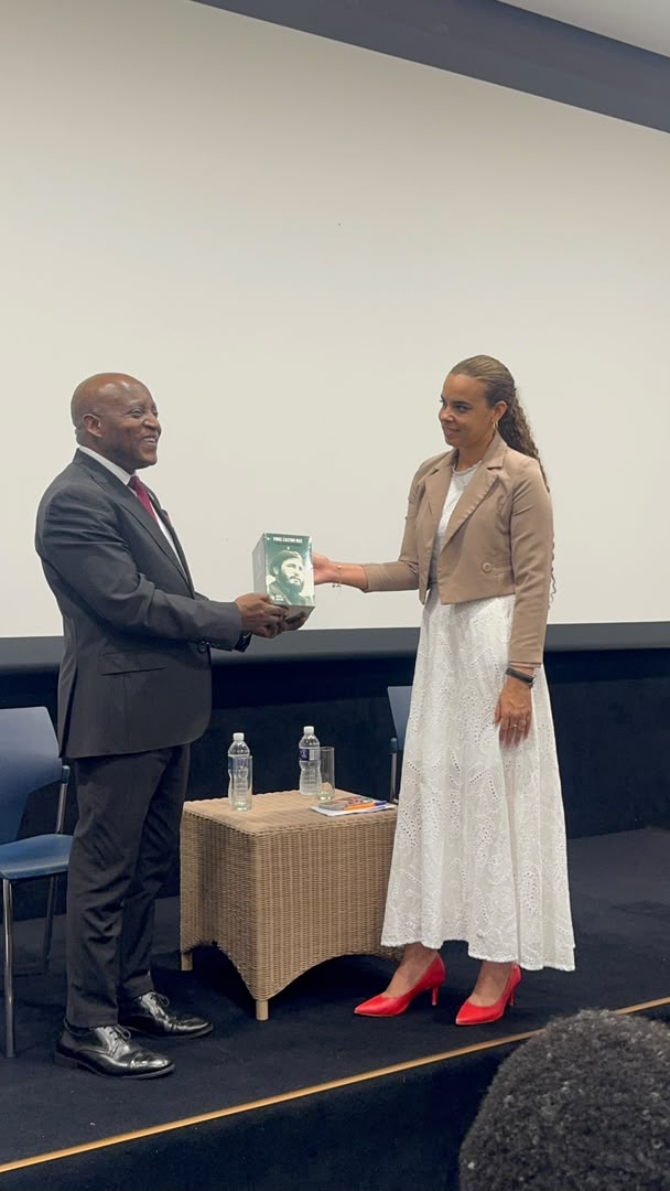 UJCdeCuba's tweet photo. La juventud cubana reafirmó su compromiso de seguir tejiendo puentes de amistad con los jóvenes namibios, herederos de una historia común escrita en las luchas por la dignidad y la independencia. 🇨🇺🇳🇦

#UJCdeCuba https://t.co/u1v7BdnNbM