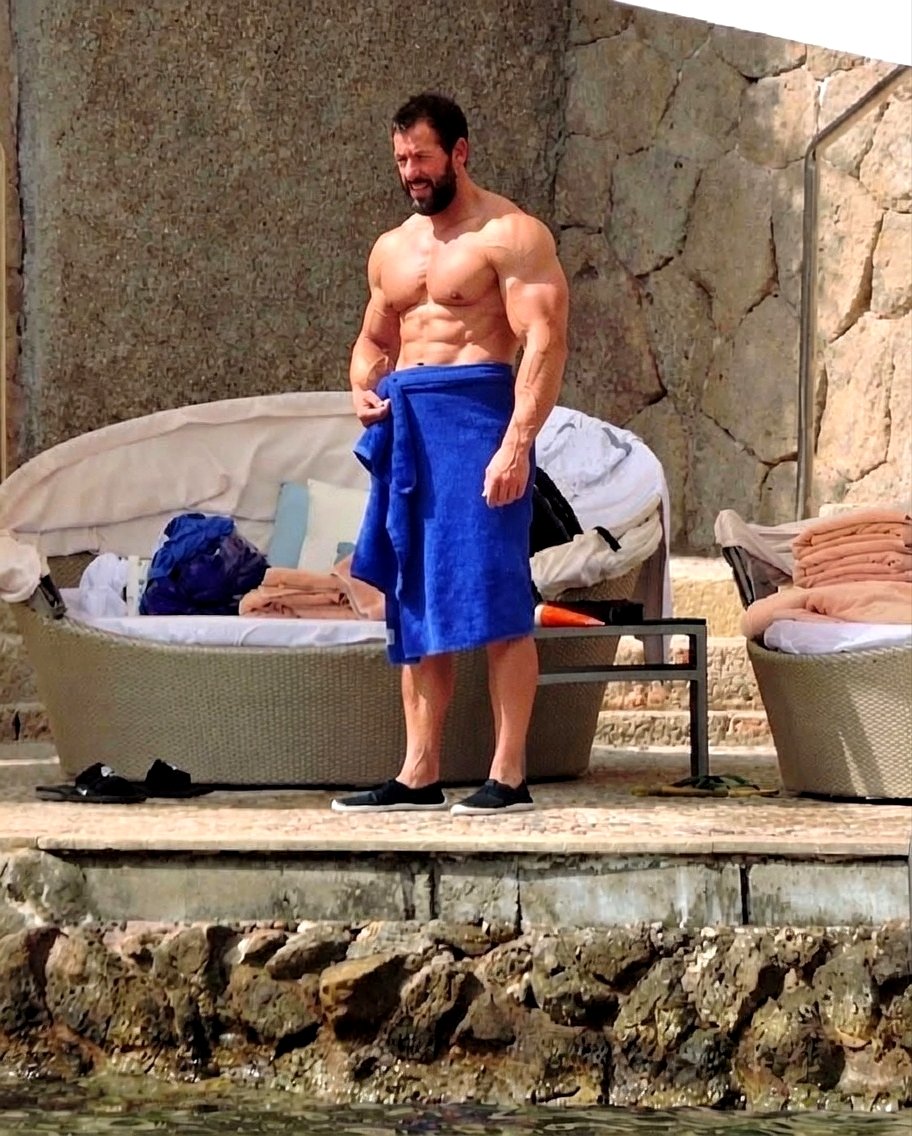 Emmanue09602758's tweet photo. Adam Sandler image

AI  versus.                    Real

Which do you prefer? https://t.co/aU8nhOvLgA