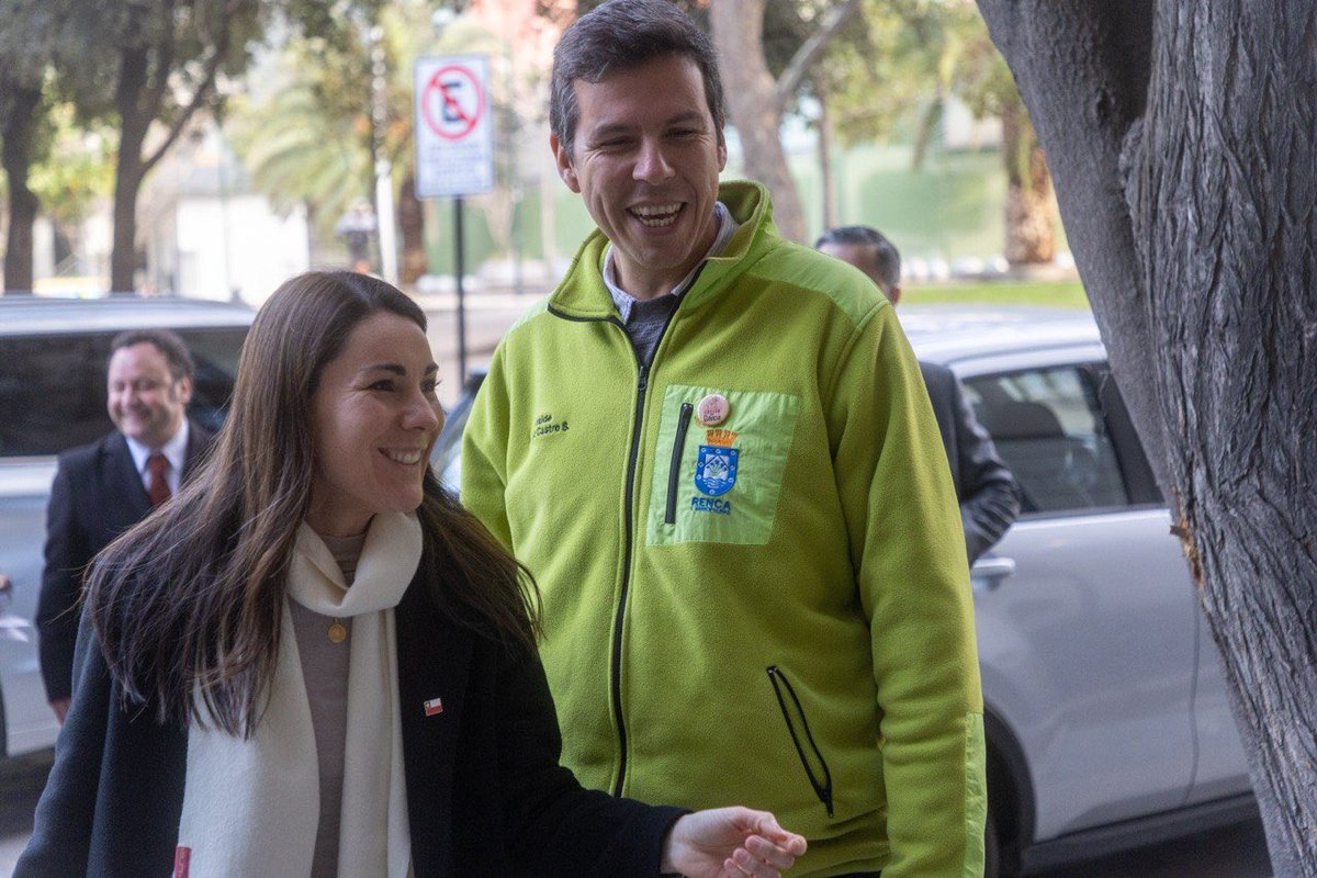 cn_castro's tweet photo. ¡Llegaron los resultados del Yo Voy al PreKinder en Renca!

Si el 2023, solo 3 de cada 10 renquinos iban más de un 95% a clases en PK, el 2026 llegamos a 6 de cada 10, logrando un podio que nos enorgullece: Renca es la comuna con mayor % de niños con buena asistencia escolar de toda la RM 👏🏼

Estos resultados fueron destacados esta mañana en Mesa Central de @Tele13_Radio y presentados en un seminario en @fundcolunga con presencia de la ministra @MPArzola y toda una comunidad de académicos, fundaciones y sostenedores que nos han acompañado en la implementación de nuestro Sistema Local de la Niñez.

Que un niño vaya a clases todos los días cambia su trayectoria de vida. Esa es la convicción que nos moviliza todos los días para que #CrecerEnRenca sea una experiencia sin límites! 💪🏼