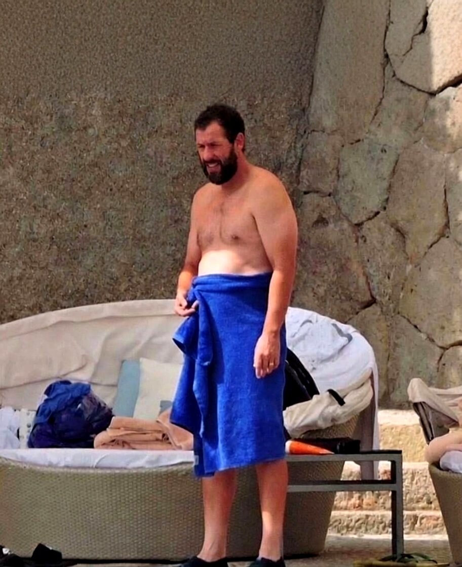 Emmanue09602758's tweet photo. Adam Sandler image

AI  versus.                    Real

Which do you prefer? https://t.co/aU8nhOvLgA