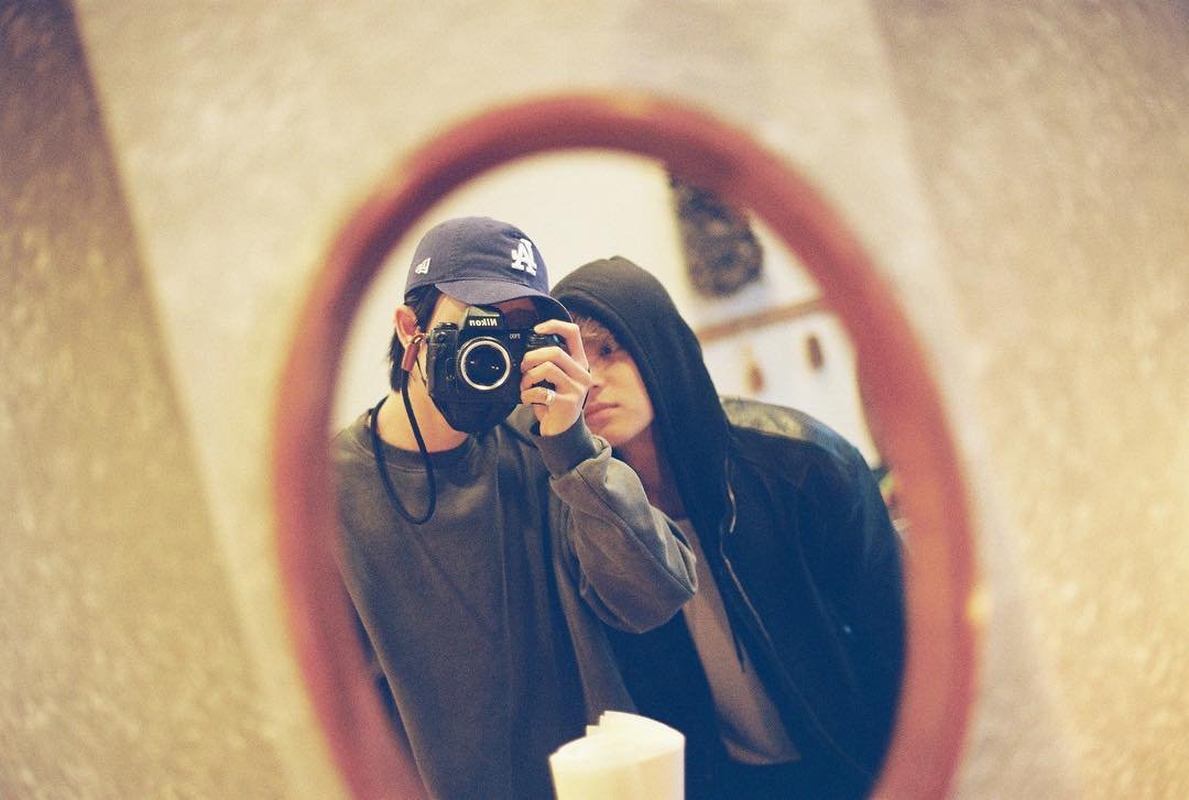 mongguri89's tweet photo. they also have this (almost) biblically accurate mirror selca of that tomdaya one 😅 https://t.co/IytDrkYHHu