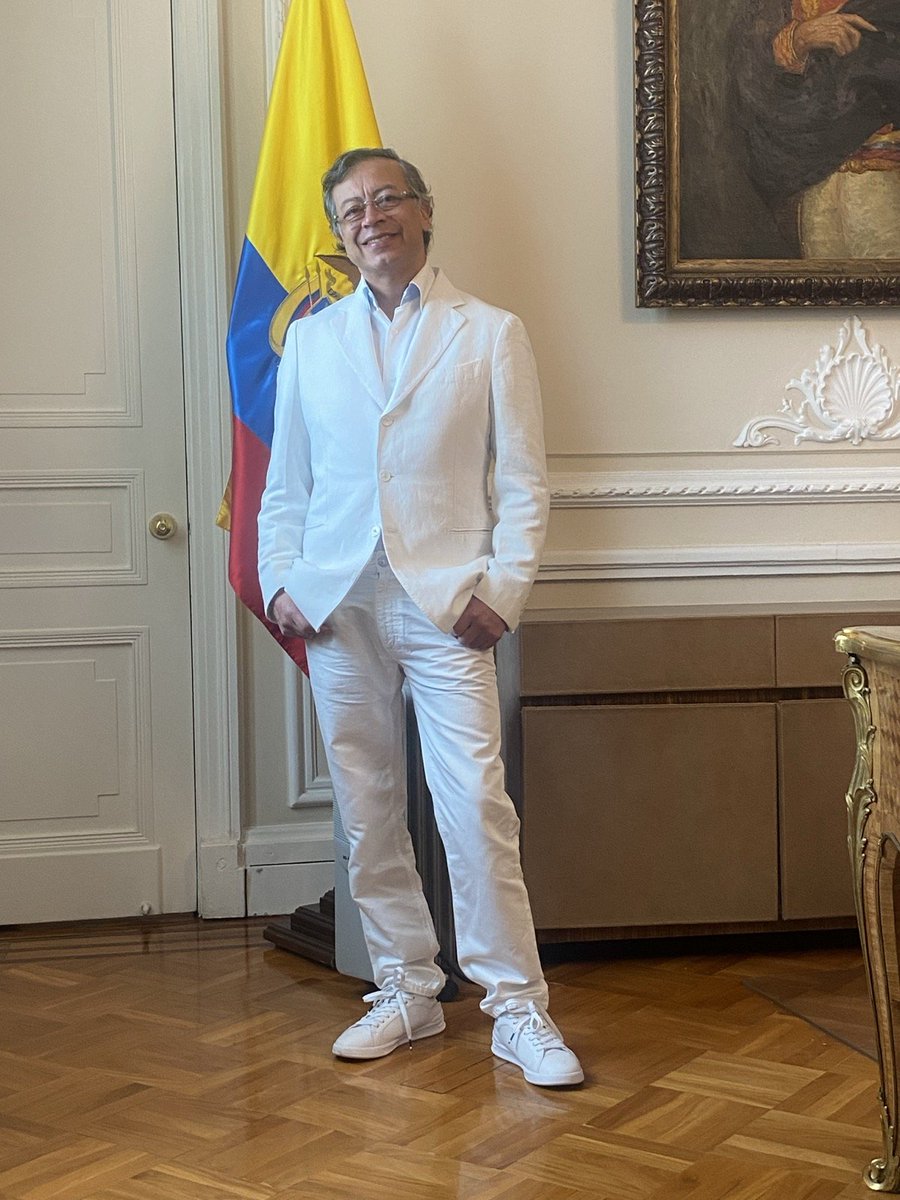 petrogustavo's tweet photo. Despedida de mi oficina donde estuve muchísimo tiempo acompañado de esa bandera y ese retrato de Bolívar https://t.co/I4Be7JiW20