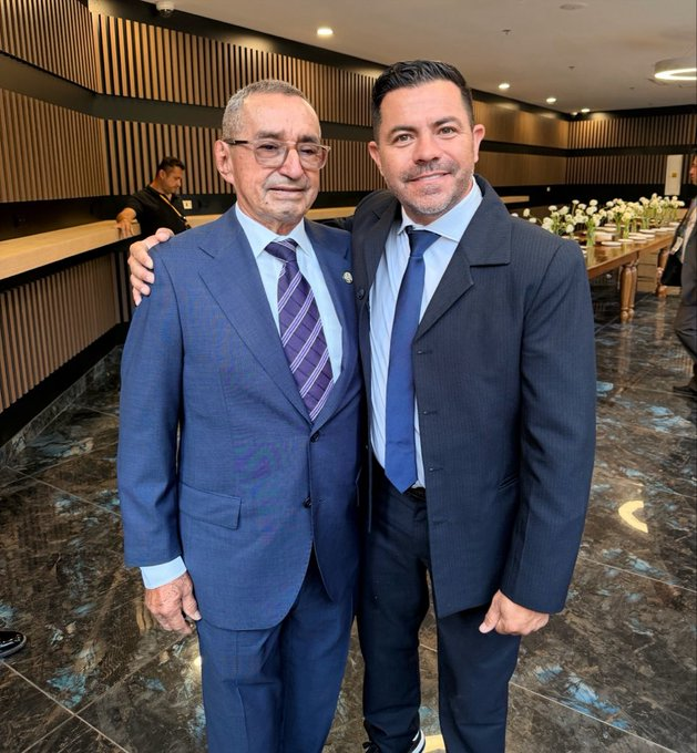 ELTIEMPO's tweet photo. #NuevoGobierno 🇨🇴Don Luis Felipe, el vendedor de panela de Caquetá, ya está presente en la ceremonia de posesión de Abelardo de la Espriella en Cali. 

La imagen fue compartida por el empresario y comediante Piter Albeiro, quien en su momento aseguró que cubriría los gastos para que el comerciante asistiera. Lo anterior luego de que se viralizó un video en el que un profesor rechazó comprarle panela debido a sus preferencias políticas. 

Minuto a minuto: https://t.co/CavRtDEGwQ