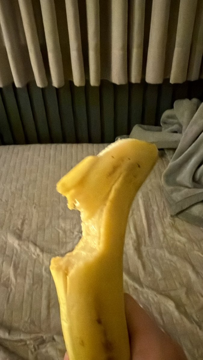 lumeymatoi's tweet photo. Gente vocês comem banana com ou sem casca ? https://t.co/niA4Ume37g